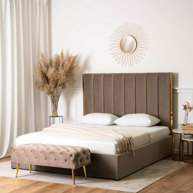 Bezowe tapicerowane łóżko z zagłówkiem Alzo