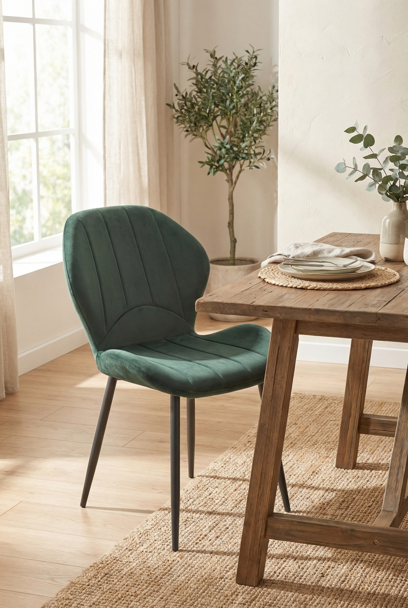 Salon z wykorzystaniem zielonego krzesła metalowego Dusali