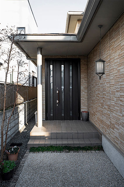 Czarna zewnętrzna lampa wisząca A442-Womo