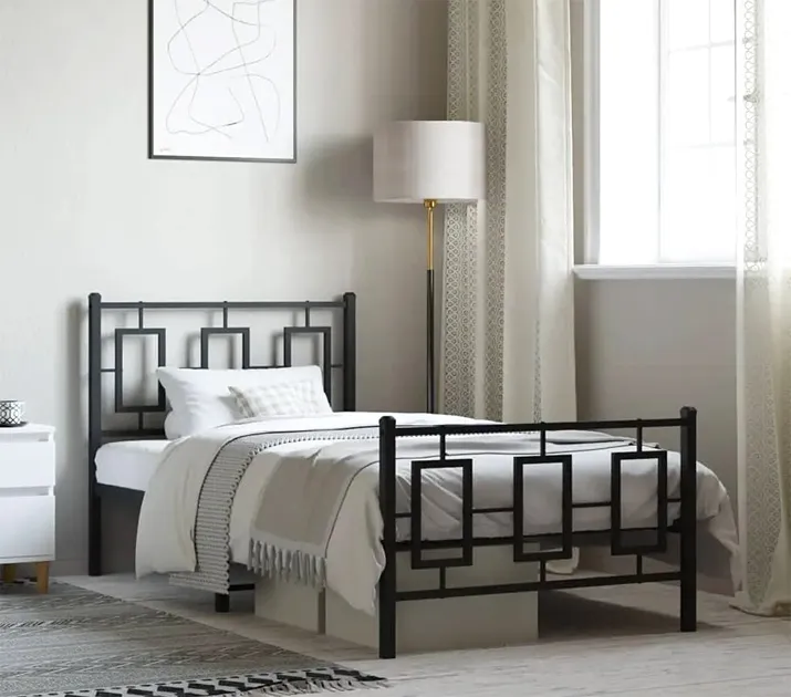 Czarne metalowe łóżko Lenra