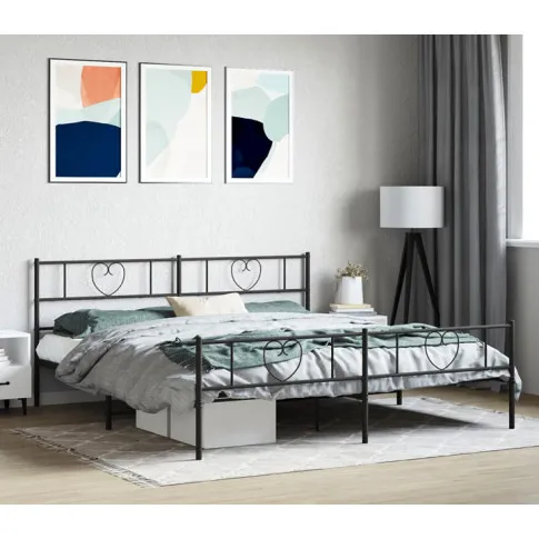 Wnętrze z dużym czarnym łóżkiem Edelis