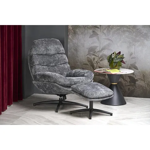 aranżacja z bujanym fotelem z podnóżkiem Perez