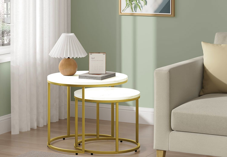 Salon z wykorzystaniem złotych stolików kawowoych Gianis 4x