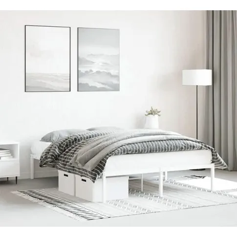 Wnętrze z białym łóżkiem Dafines