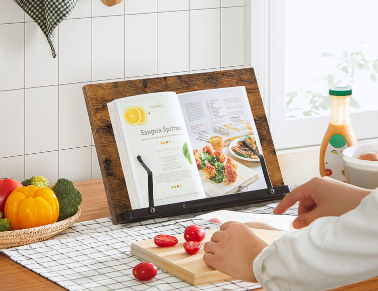 Kuchnia z wykorzystaniem stojaka na książki w stylu loft Otwyra