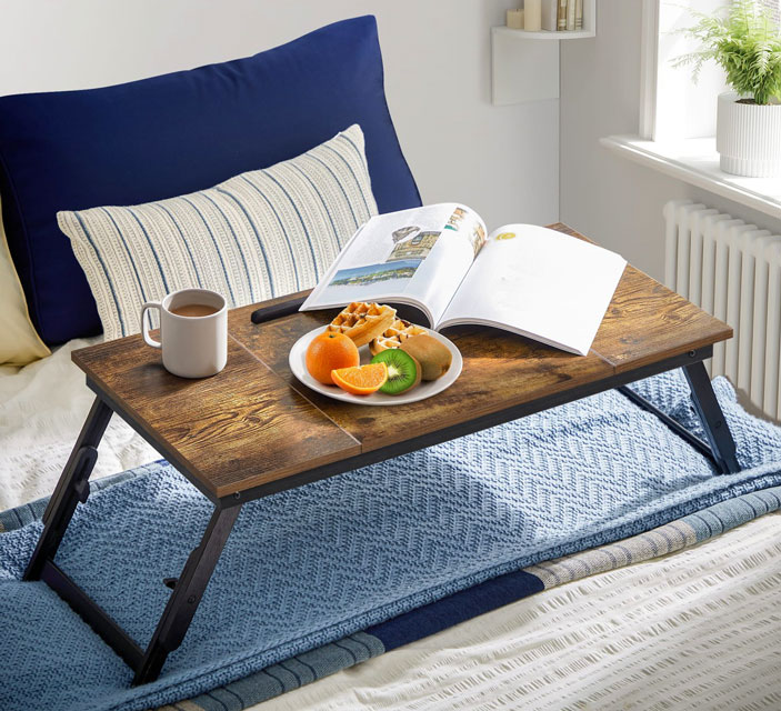 Sypialnia z wykorzystaniem industrialnego stolika pod laptopa Oradis