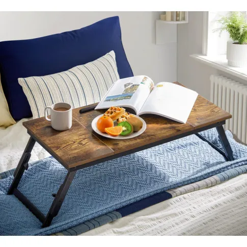 Składany stolik pod laptopa Liamis w przykładowym wnętrzu