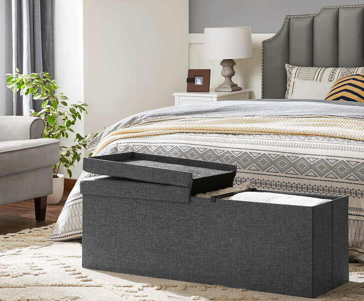 Sypialnia z wykorzystaniem dużej tapicerowanej pufy skłądanej Cerko 4X