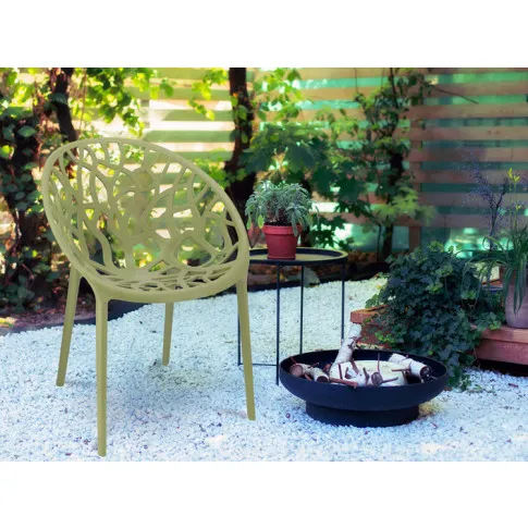 Ogród z wykorzystaniem krzesła tarasowego Moso w kolorze szałwiowym