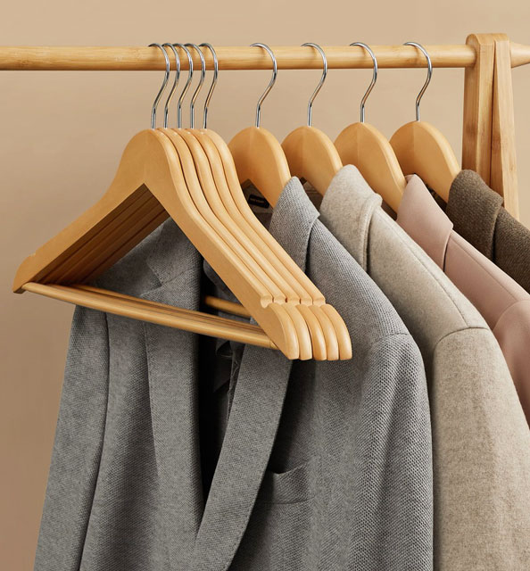 Przykładowe wykorzystanie drewnianych wieszaków z zestawu Tokis 4X