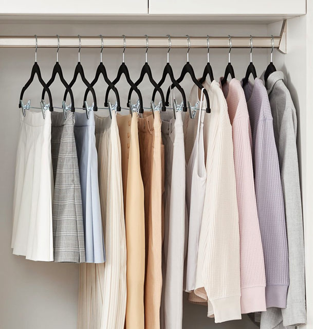 Szafa z wykorzystaniem zestawu 12 wieszaków welurowych Elda