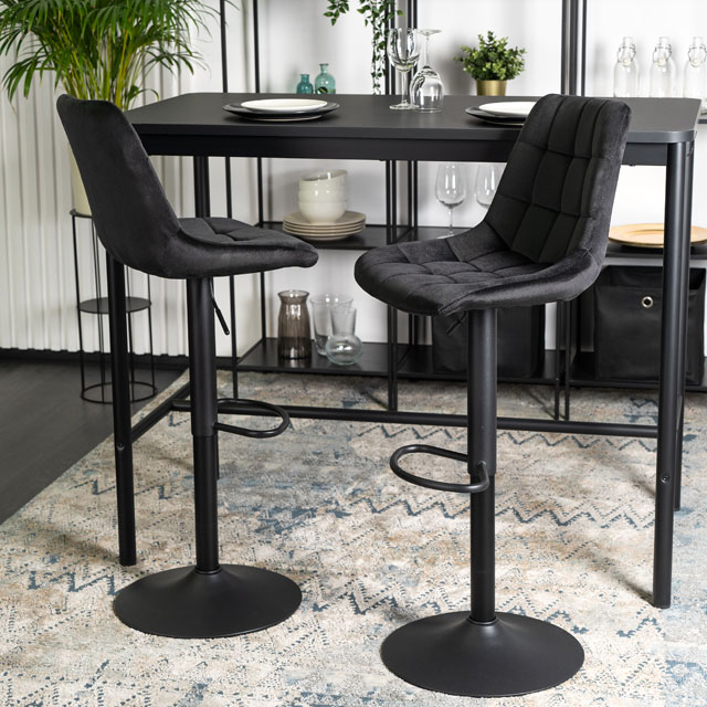 Czarny tapicerowany welurem hoker kuchenny Sarisa