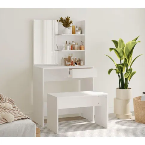 Sypialnia z wykorzystaniem białej wąskiej toaletki ze stołkiem Rienna