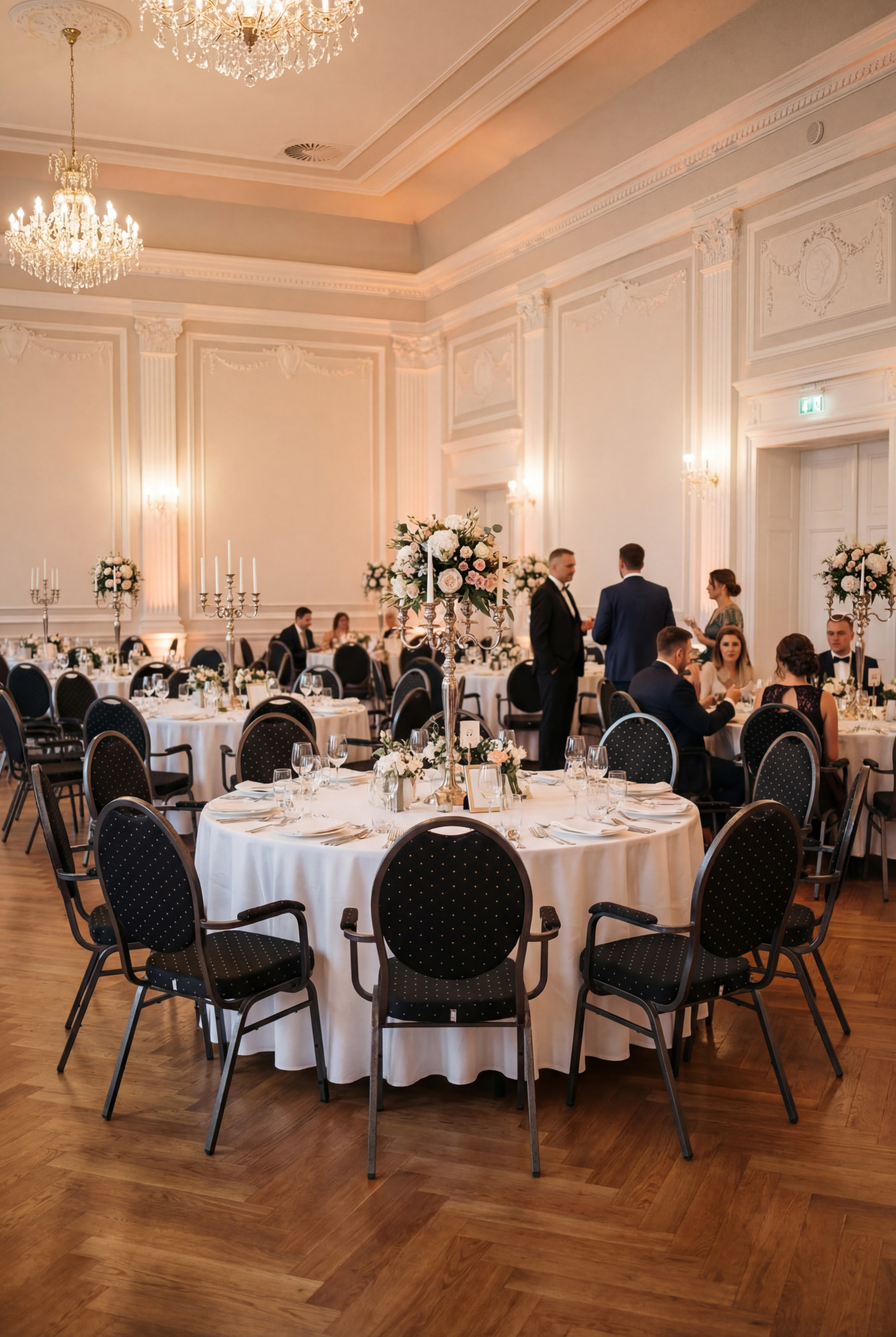 Aranżacja sali weselnej z krzesłami bankietowymi z podłokietnikami Guan 6X