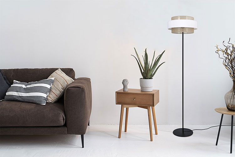Beżowo-biała lampa podłogowa z abażurem w stylu boho W445-Mesa