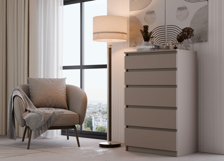 Salon z wykorzystaniem komody z 5 szufladami Selis glina