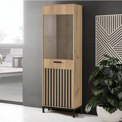 aranżacja z witryną na nóżkach Rosani 8X