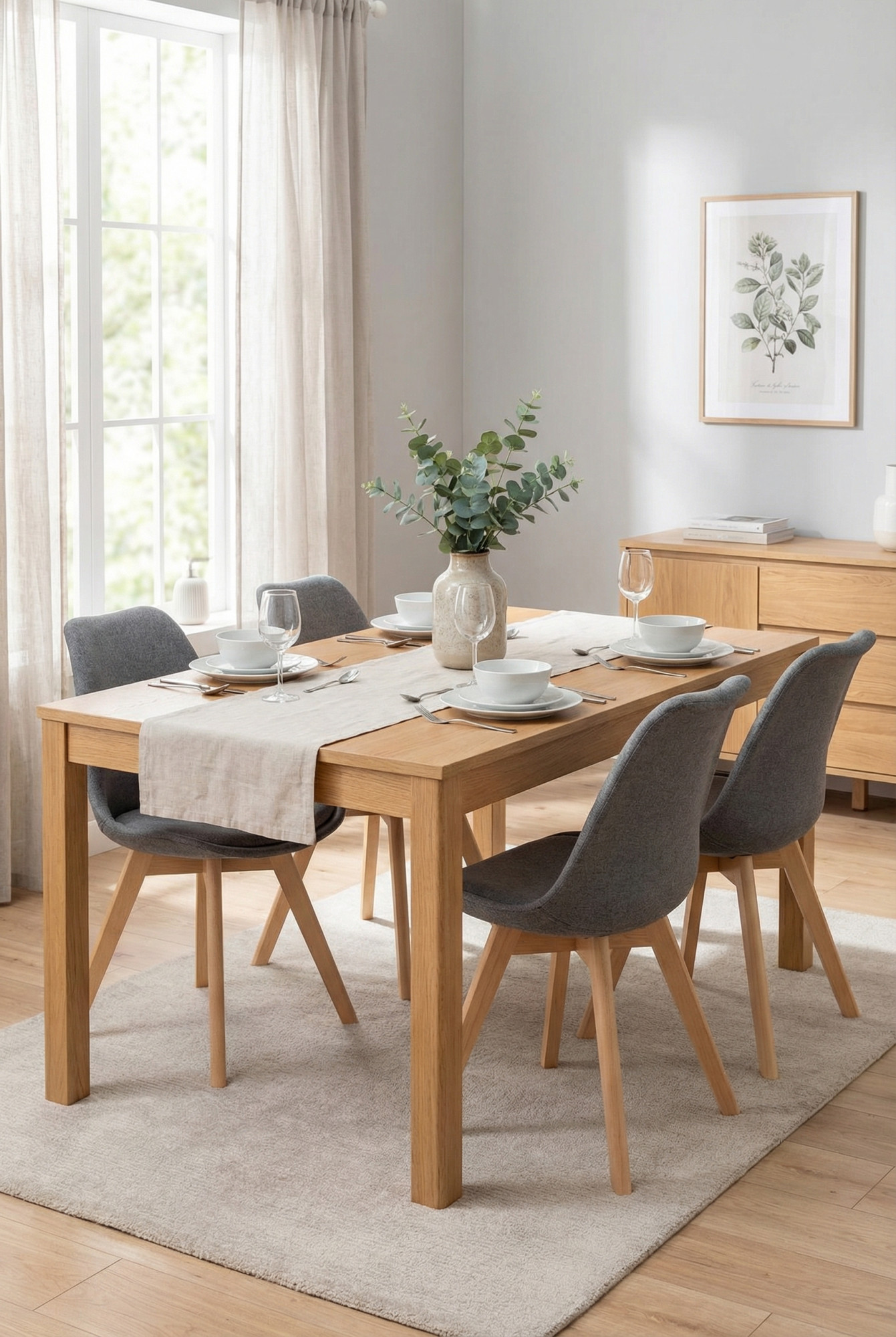 Aranżacja jadalni z krzesłami na drewnianych nogach Konax