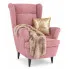 Różowy tapicerowany welurem fotel uszak - Risten