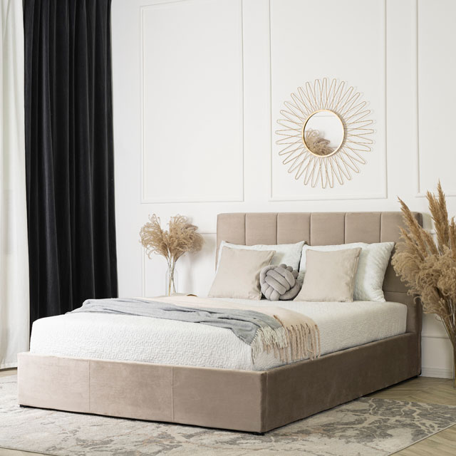 Beżowe welurowe łóżko z pikowanym zagłówkiem Edi