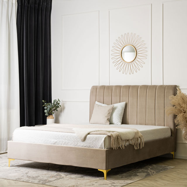Beżowe welurowe łóżko małżeńskie Frida