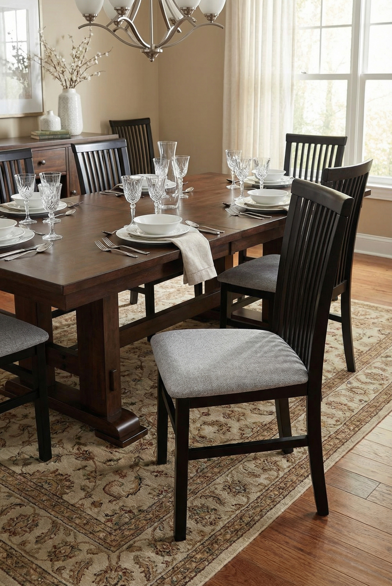 Jadalnia z czarnym drewnianym krzesłem tapicerowanym Kensa 4X