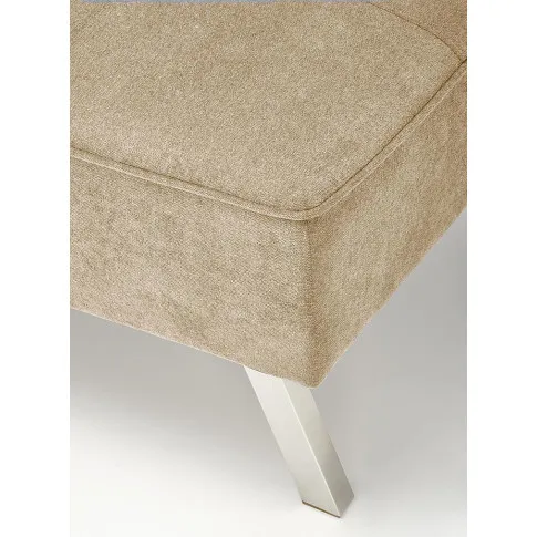 chromowane nogi beżowej sofy Onil