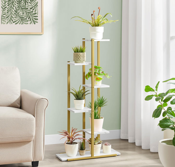 Salon z metalowym kwietnikiem Diveros marmurowy + złoty