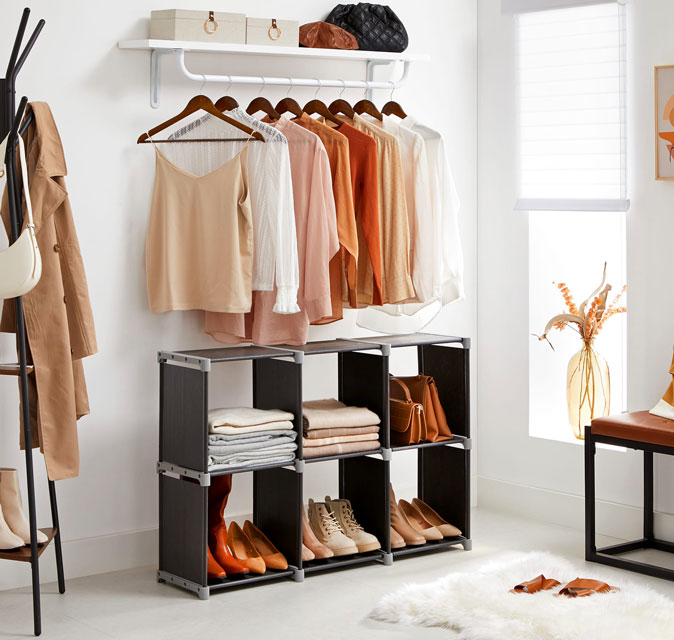 Wizualizacja czarnego regału tekstylnego Jarina w przykładowym przedpokoju