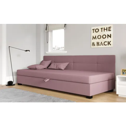 Sypialnia z wykorzystaniem różowego łóżka tapicerowanego Brioso