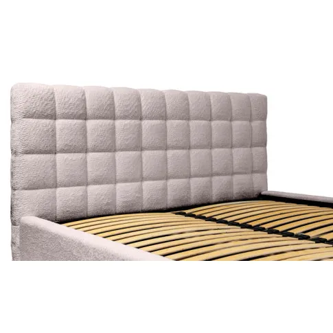 Zagłówek i drewnainy stelaż w łóżku tapicerowanym Tarissa cappuccino