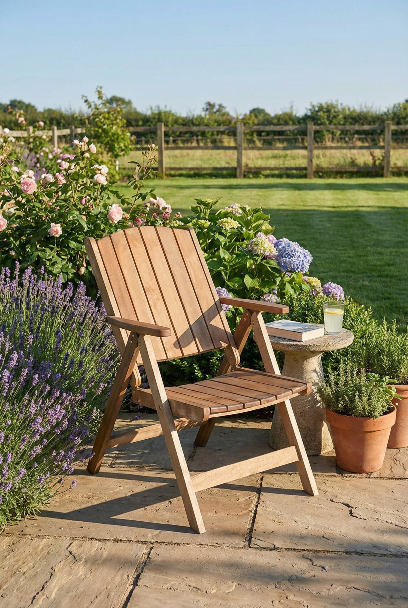 Aranżacja ogrodu z krzesłem ogrodowym rozkładanym Gizna