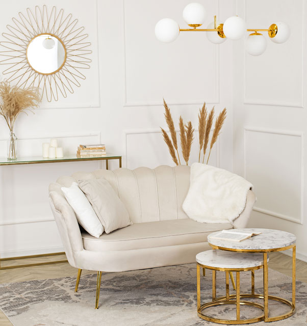 Kremowa dwuosobowa sofa glamour z oparciem muszelka Deos