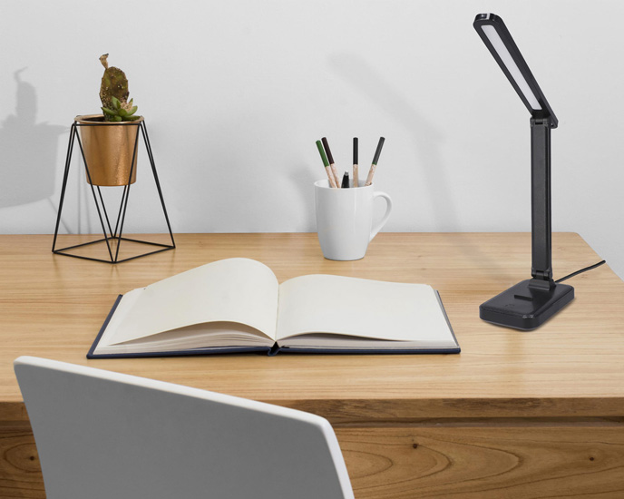 wizualizacja czarnej lampki na biurko z uchwytem na telefon Lomo