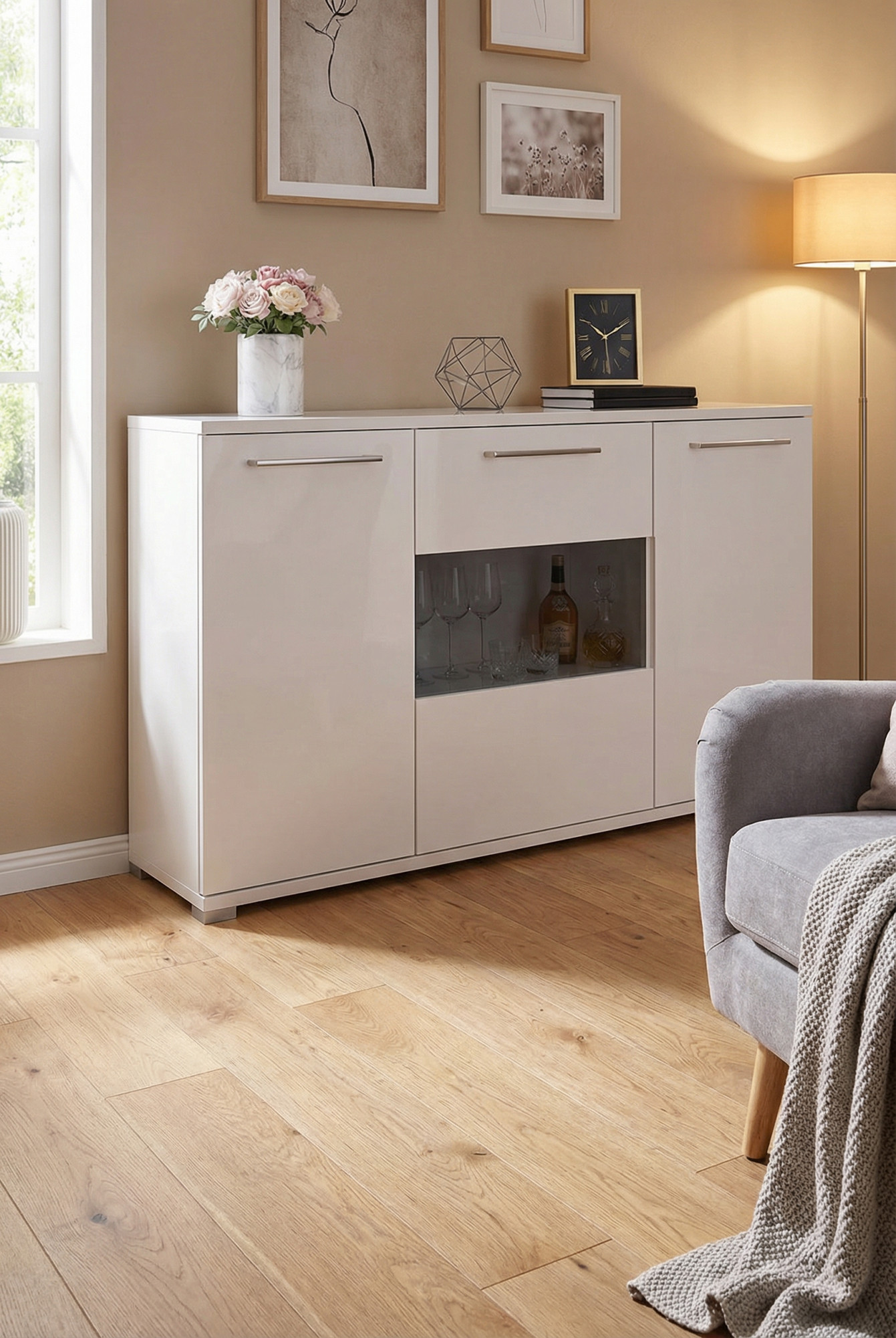 Aranżacja z wykorzystaniem białej witryny z komodą Wilhelm 16X