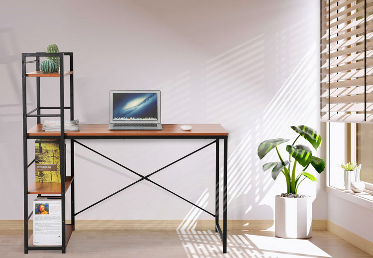 Wnętrze z wykorzystaniem industrialnego biurka Izor na czarnym stelażu