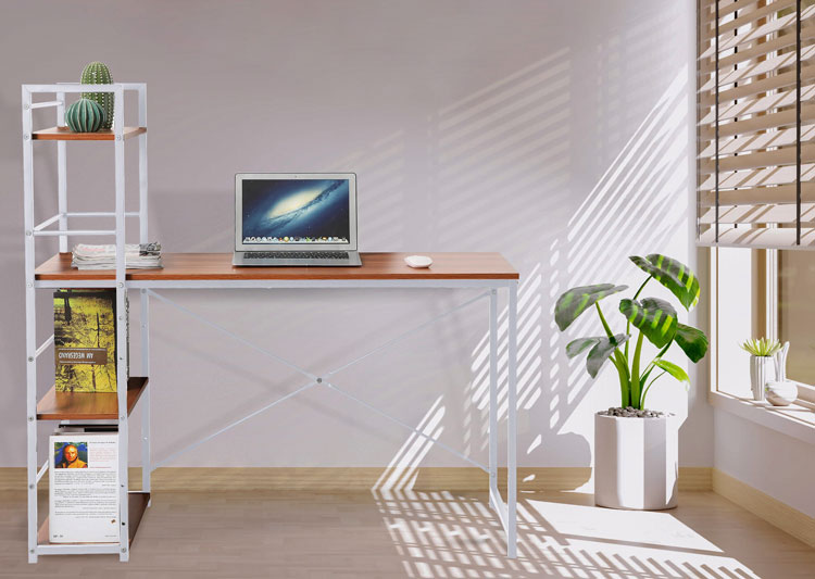 Wnętrze z wykorzystaniem industrialnego biurka Izor na białym stelażu