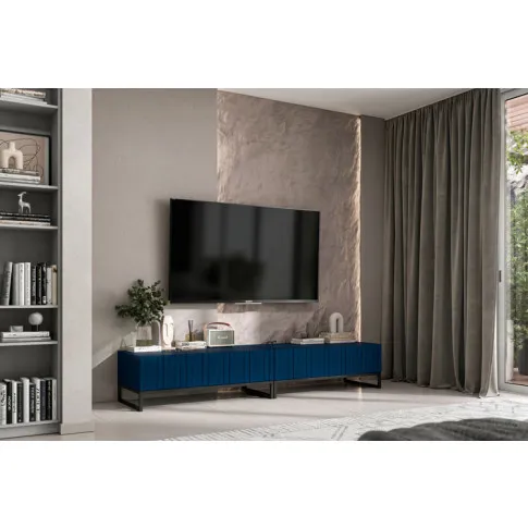 Salon z wykorzystaniem kompletu 2 ryflowanych stolików pod TV Irving 12X