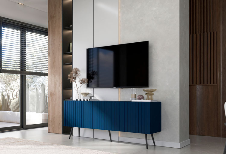 Ściana multimedialna z wykorzystaniem niebieskiej ryflowanej szafki RTV Filo 13X