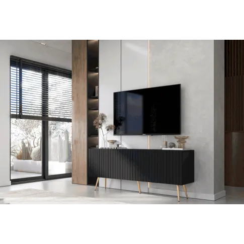 Salon z wykorzystaniem ryflowanej czarnej szafki multimedialnej Irving 14X