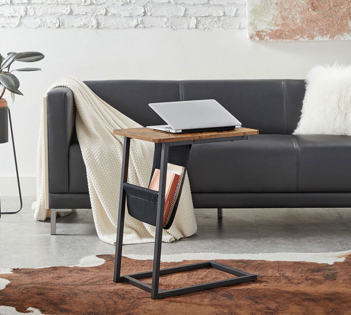 Wizualizacja salonu z wykorzystaniem rustykalnego stolika pod laptopa Zawoja