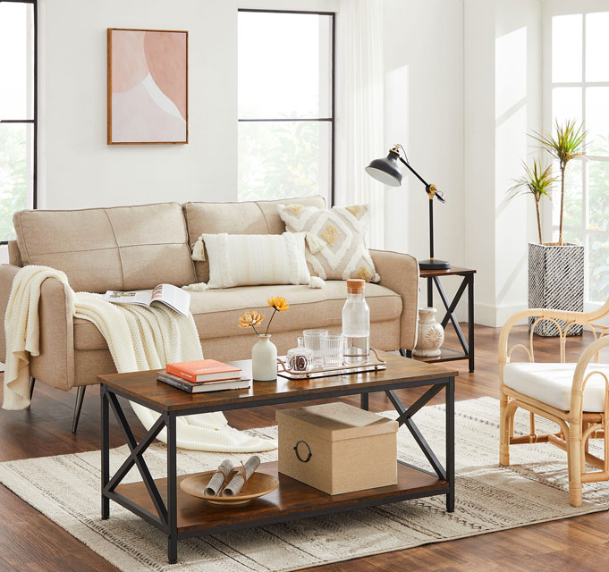 Wnętrze z wykorzystaniem rustykalnej ławy kawowej z półką Colien