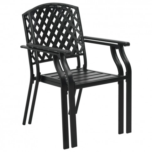 sztaplowane krzesła z zestawu mebli ogrodowych yara