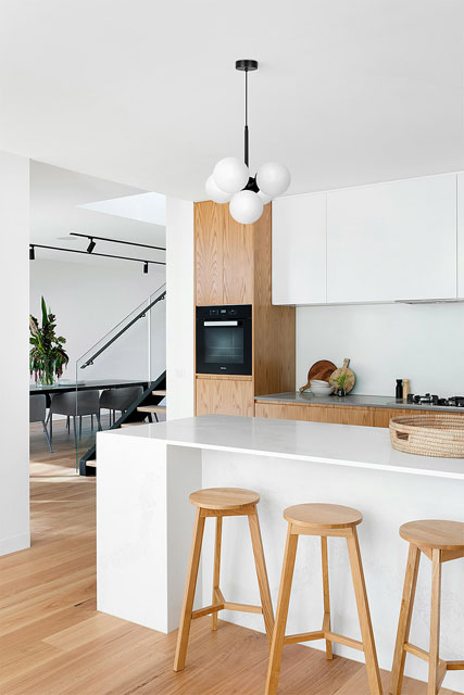 Biała pięciopunktowa lampa sufitowa szklane kule A689-Tulio