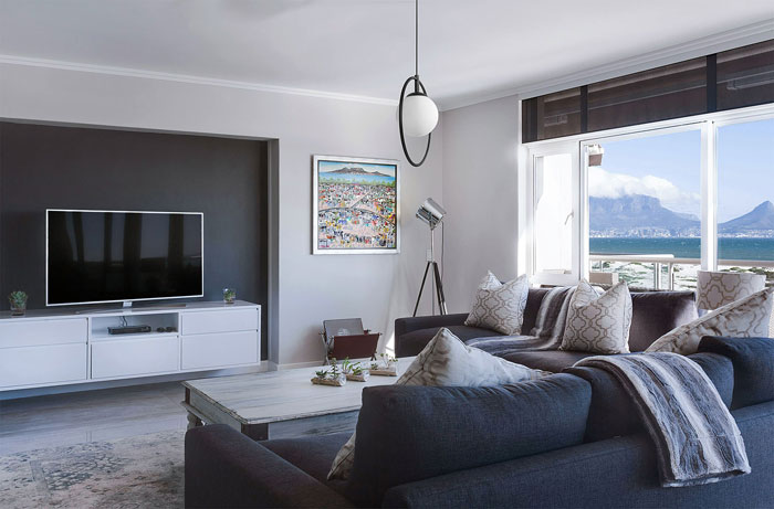 Pojedyncza lampa wisząca ze szklanym kloszem w metalowym okręgu A691-Tulio