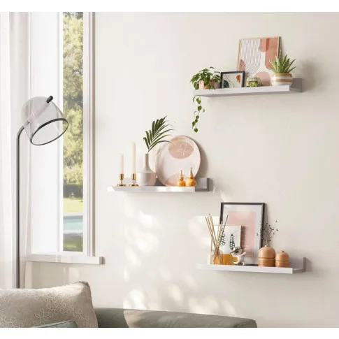 Salon z wykorzystaniem 3 półek ściennych Aliew biały połysk