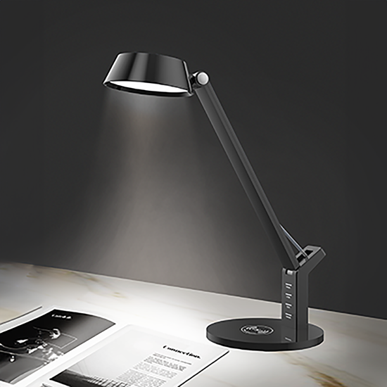 czarna lampka biurkowa 