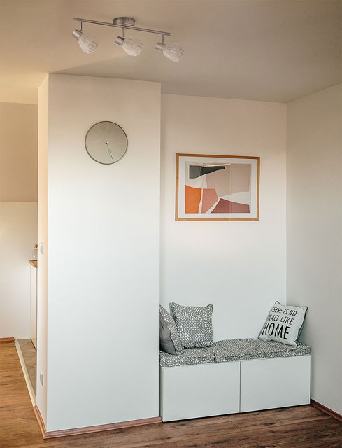 Srebrna listwa sufitowa ze szklanymi reflektorami A763-Orfa