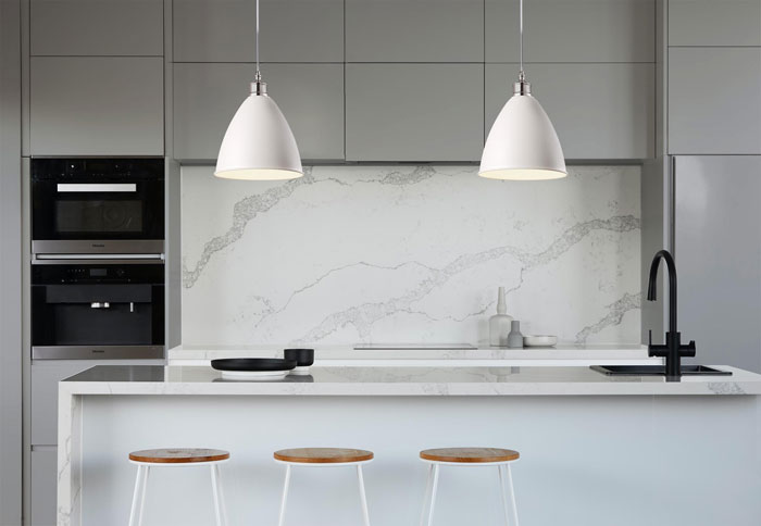 Biała lampa wisząca nad wyspę z metalowym kloszem A774-Animas