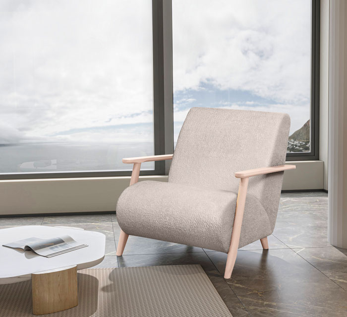 Salon z wykorzystaniem fotela z drewnianymi podłokietnikami Merti 3X kremowy